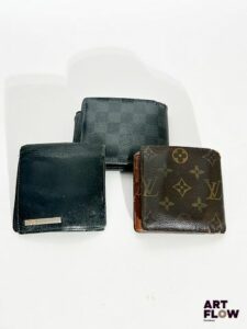Ensemble de 3 portefeuilles : - LOUIS VUITTON, portefeuille monogrammé - LOUIS VUITTON, portefeuille à damier - CARTIER, portefeuille noir En l'état
