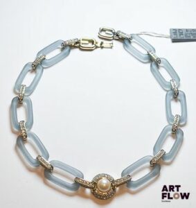GIVENCHY Collier à large mailles imitant le verre givré, le centre orné d'un élément rond avec demi-perle d'imitation Longueur 40 cm