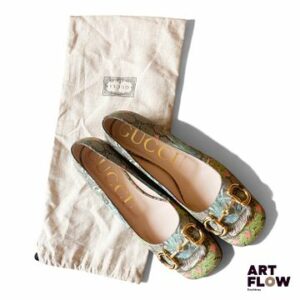 GUCCI Paire de ballerines en cuir et toile imprimée "Year of the Tiger" Collection Gucci Tiger 2022 excellent état général, avec dustbag taille 38,5 Pour célébrer l'année du tigre, en 2022, Gucci a réinterprété l'un de ses imprimés d'archive datant de la fin des années 1960 et réalisé par Vittorio Accornero, représentant un tigre sur fond végétal.