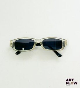 GUCCI Paire de lunettes de soleil rectangulaires à monture transparente et à branches noires en plastique Usures
