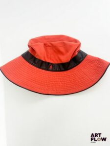 HERMÈS Chapeau en toile orange ceinturé d'une lanière en cuir marron foncé brodée d'un "H" Tour de tête 57 Quelques décolorations, et traces