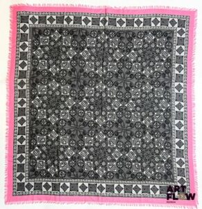 HERMES Foulard Composite en coton dans les tons gris à bordure rose frangée 100 x 100 Bon état général
