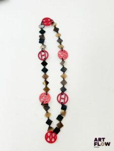 HERMES Modèle "Hava" Collier composé de maillons de forme géométrique en corne et laque couleur framboise Signé Dans une boite Hermès