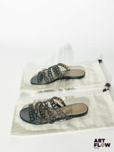 HERMES Modèle "Nappa" Paire de sandales en cuir lisse nappa noir, brides rappelant le célèbre motif chaine d'ancre de la Maison Hermès. Pointure 36 Très bon état général, avec son pochon et sa boite d'origine