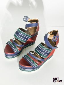 HERMES Modèle "Roma" Paire d'espadrilles compensées en cuir nappa lisse et tissu multicolore Pointure 37 Talon : 10 cm environ Très bon état général, avec sa boite d'origine