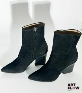 HERMES Paire de bottines en nubuck noir, ouvrant par un zip latéral Pointure 36,5 Talon : 8 cm Très bon état général malgré quelques légères traces, avec boite