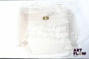 Hermès, Sac à main Collector de forme Kelly en vinyle transparent. Modèle créé à l'occasion de l'Exposition Hermès Un Voyage au Pays des Merveilles en 1997 Usures, fermoir manquant Dimensions : 34 x 38 cm