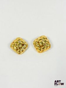 JACQUES ESTEREL Paire de clips à décor de vannerie Dimensions 3 x 3 cm Très bon état général L'une des protections du clips a été changée pour une neuve
