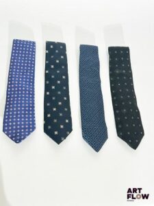 Lot de 5 cravates comprenant : - GIORGIO ARMANI, cravate en soie noire à losanges bleu clair - GIANNI VALENTINO, cravate en soie à motif carré sur fond noir - DUNHILL, cravate en soie bleu marine à motif de "d" - LANVIN, cravate en soie bleu marine à carré rouge Bon état général