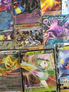 Lot d'environ 200 cartes Pokémon ultra rares - blocs et séries diverses, notamment MEGA/E&V/E&B Etat global excellent sous sleeve Certaines en double, triple et plus En Japonais