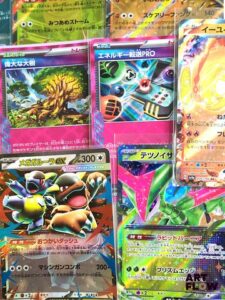 Lot d'environ 200 cartes Pokémon ultra rares - blocs et séries diverses, notamment MEGA/E&V/E&B Etat global excellent sous sleeve Certaines en double, triple et plus En Japonais