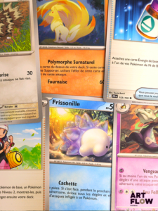 Lot d'environ 350 cartes Pokémon Diverses séries et raretés co/unco/rares, brillantes (holo/reverses), energies En français On y joint des protèges cartes