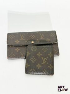 LOUIS VUITTON Ensemble comprenant un porte-monnaie et un porte-cartes à motif monogrammé Dimensions du porte-monnaie : 19 x 11 x 2 cm Dimensions du porte-cartes fermé : 10 x 10 cm En l'état, l'intérieur du porte-crate présente des marques d'usure.