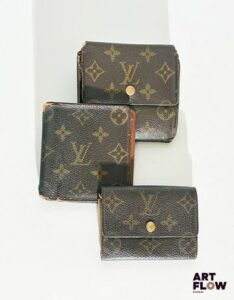 LOUIS VUITTON Ensemble comprenant un portefeuille, un porte-monnaie, un porte-cartes en toile enduite monogrammée. En l'état