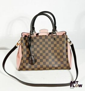 LOUIS VUITTON Modèle Brittany Sac en toile enduite damier ébène et cuir grainé rose 22 x 32 x 15 cm Très bon état général malgré quelques petites tâches à l'intérieur Avec bandoulière