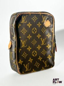 LOUIS VUITTON Modèle Danube Sacoche en toile enduite monogrammée Dim. 20 x 15 cm Sans bandoulière Usures, traces