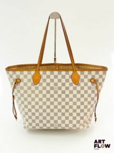 LOUIS VUITTON Modèle Neverfull MM Sac cabas en toile enduite damier azur et cuir naturel 47 x 28 x 14 cm Quelques traces sur le cuir, tâches à l'intérieur