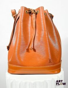 LOUIS VUITTON Modèle Noé Sac seau en cuir épi couleur caramel avec une bandoulière réglable. Dimension : 27 x 33,5 x 20 cm Avec son dustbag Très bon état général malgré de légères marques d'usure sur le cordon et sur l'extrémité des bords internes, présence de petite tache à l'intérieur. Fermoir du cordon de serrage est manquant.