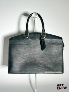 LOUIS VUITTON Modèle Riviera Sac à main en cuir épi noir, bijouterie en métal doré, fermeture zippée. Avec un porte-étiquette. Dimensions : 27 x 36 x 16 cm Usures : frottements, fils tirés, intérieur effrité (voir photos)
