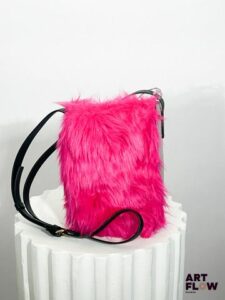 MARNI Sac bandoulière en cuir et fourrure synthétique, fermeture bouton pression Neuf avec étiquette 20 x 16 x 6 cm environ Dans son dustbag Prix de vente conseillé : 650€