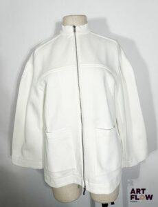 MAX MARA Veste en coton de couleur blanche, fermeture zippée Taille M Très bon état général malgré quelques taches, avec étiquette