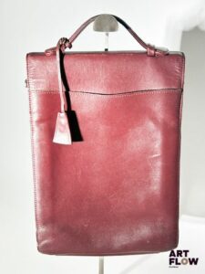 MUST DE CARTIER Sacoche en cuir bordeaux Dim. 33 x 25,5 cm Sans bandoulière Usures, griffures