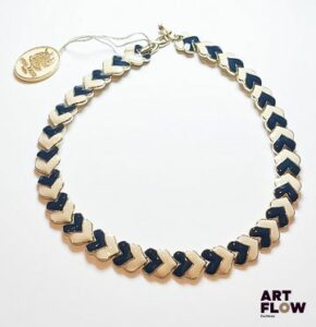 Nina RICCI Collier en métal doré laqué noir et blanc Longueur 40 cm