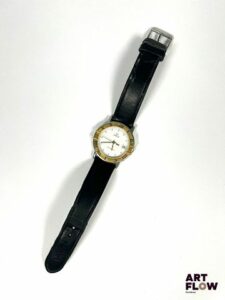 OMEGA Modèle Constellation Montre bracelet homme en or jaune 750/°° et acier, à mouvement à quartz, le boîtier rond à cadran à fond blanc, index point, guichet date à 3h, lunette gravée en chiffres romains, le bracelet en cuir noir. Années cira 1990 Diamètre 33mm Longueur du bracelet : 19 cm env. Référence 196.1080 Poids brut : 33,59 gr Bon état général Fonctionnelle au moment de la rédaction du catalogue, mécanisme non garanti. L'Omega Constellation est une collection lancée en 1952 par la marque suisse Omega, reconnue pour sa précision chronométrique et ses performances certifiées en observatoire. Elle est devenue emblématique grâce à son design élégant (notamment le cadran “pie-pan”) et son médaillon représentant un observatoire, symbole d’excellence horlogère. Expert : Monsieur Alexis Francis-Boeuf