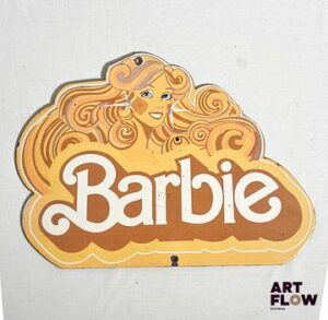 Plaque émaillée Barbie 20 x 30 cm env Petits éclats et traces de rouille Reproduction moderne