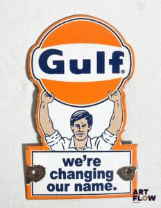 Plaque émaillée Gulf "We're changing our name" 20,5 x 12,5 cm env Petits éclats et traces de rouille Reproduction moderne