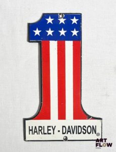 Plaque émaillée Harley Davidson 20 x 12,5 cm env Petits éclats et traces de rouille Reproduction moderne (fin XXe-début XXIe siècle)