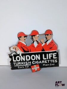 Plaque émaillée London Life Turkish Cigarettes Dimensions : 28 x 32 cm Petits éclats et traces de rouille Reproduction moderne