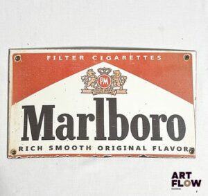 Plaque émaillée rectangulaire Marlboro 17 x 30 cm env Petits éclats et traces de rouille Reproduction moderne (fin XXe-début XXIe siècle)