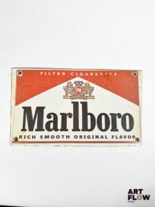 Plaque émaillée rectangulaire Marlboro 18 x 30 cm env éclats et traces de rouille reproduction moderne (fin XXe-début XXIe siècle)