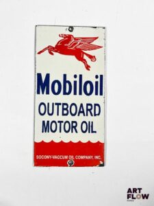 Plaque émaillée rectangulaire Mobiloil 20 x 10 cm env éclats et traces de rouille reproduction moderne (fin XXe-début XXIe siècle)