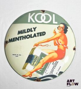 Plaque émaillée ronde bombée KOOL Mildly Mentholated diamètre 30 cm Petits éclats et traces de rouille Reproduction moderne