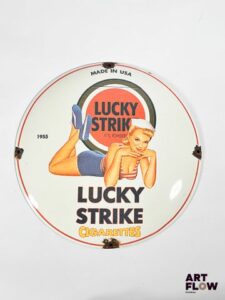 Plaque émaillée ronde bombée Lucky Strike Cigarettes Diamètre 30 cm env éclats et traces de rouille reproduction moderne