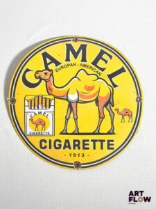 Plaque émaillée ronde Camel - European American Cigarette diamètre 30 cm Petits éclats et traces de rouille Reproduction moderne