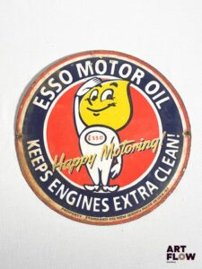 Plaque émaillée ronde Esso Motor Oil Keeps engines extra clean! diamètre 30 cm Petits éclats et traces de rouille Reproduction moderne