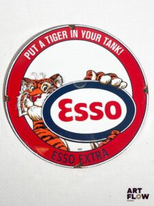 Plaque émaillée ronde Esso - Put a tiger in your tank diamètre 30 cm Petits éclats et traces de rouille Reproduction moderne