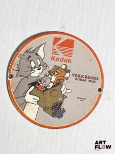 Plaque émaillée ronde Kodak Verichrome diamètre 15 cm Petits éclats et traces de rouille Reproduction moderne