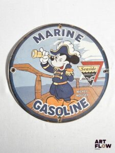 Plaque émaillée ronde Marine Gasoline avec "Mikey Mousey" diamètre 30 cm Petits éclats et traces de rouille Reproduction moderne