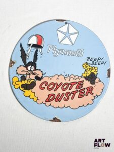 Plaque émaillée ronde Plymouth Coyote Duster diamètre 30 cm Petits éclats et traces de rouille Reproduction moderne