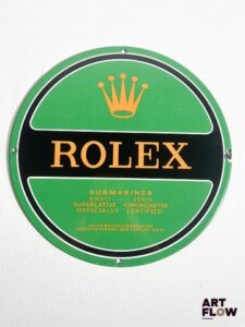 Plaque émaillée ronde Rolex diamètre 30 cm Petits éclats et traces de rouille Reproduction moderne