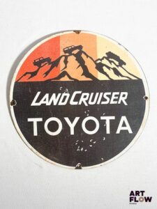 Plaque émaillée ronde Toyota Land Cruiser diamètre 30 cm Petits éclats et traces de rouille Reproduction moderne