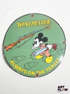 Plaque émaillée ronde Winchester "Always on the target" diamètre 30 cm Petits éclats et traces de rouille Reproduction moderne
