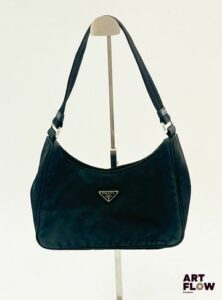 PRADA Petit sac à main porté épaule en toile noire avec un poche intérieure 18 x 22 x 6,5 cm Quelques traces d'usure