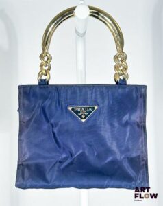 PRADA Sac à main en tissu marine, anses en métal doré Signé 20 x 25 cm Décolorations, Petites tâches, oxydations