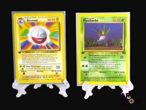 Réunion de 2 cartes Pokémon : Electrode 21/102 et Mystherbe 58/64 Série du bloc Wizards : Set de base et jungle 1ère édition Sous sleeve et toploader En français Etat global near mint