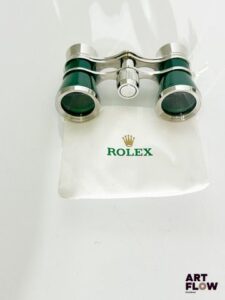 ROLEX Paire de jumelles de théâtre en metal partiellement laqué vert Dimensions : 10 x 5,5 cm Neuves dans leur boîte
